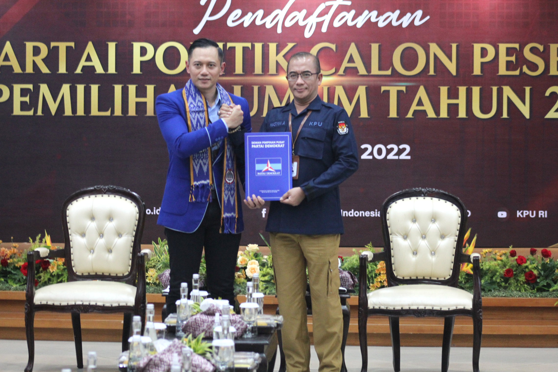 Ketua Umum Demokrat AHY dan Ketua KPU RI Hasyim Asy'ari (Ashar/SinPo.id)
