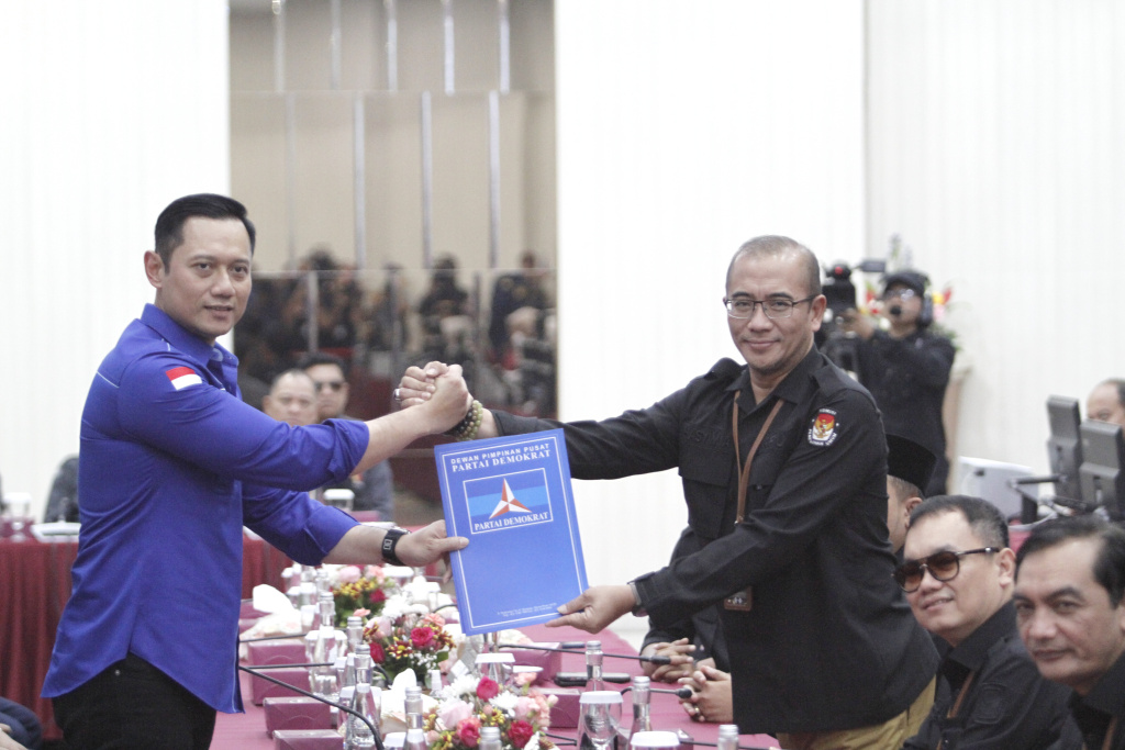 Ketua Umum Demokrat AHY mendaftarkan kadernya untuk Bacaleg DPR RI di KPU (Ashar/SinPo.id)