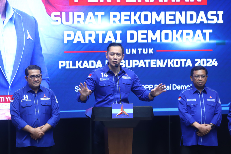 Ketum Demokrat AHY resmi mendukung Ahmad Riza Patria-Marshel Widianto di Pilkada Tangsel 2024 (Ashar/SinPo.id)