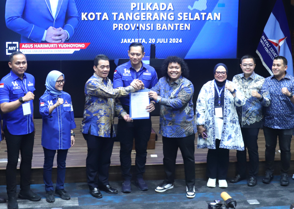 Ketum Demokrat AHY resmi mendukung Ahmad Riza Patria-Marshel Widianto di Pilkada Tangsel 2024 (Ashar/SinPo.id)