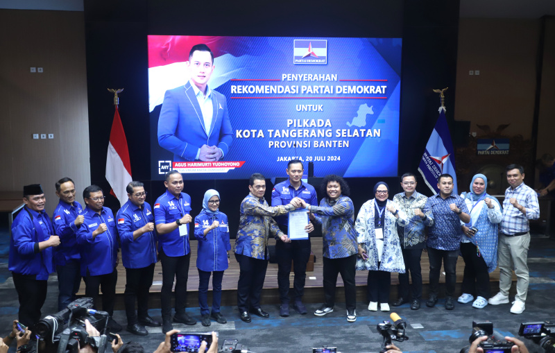 Ketum Demokrat AHY resmi mendukung Ahmad Riza Patria-Marshel Widianto di Pilkada Tangsel 2024 (Ashar/SinPo.id)