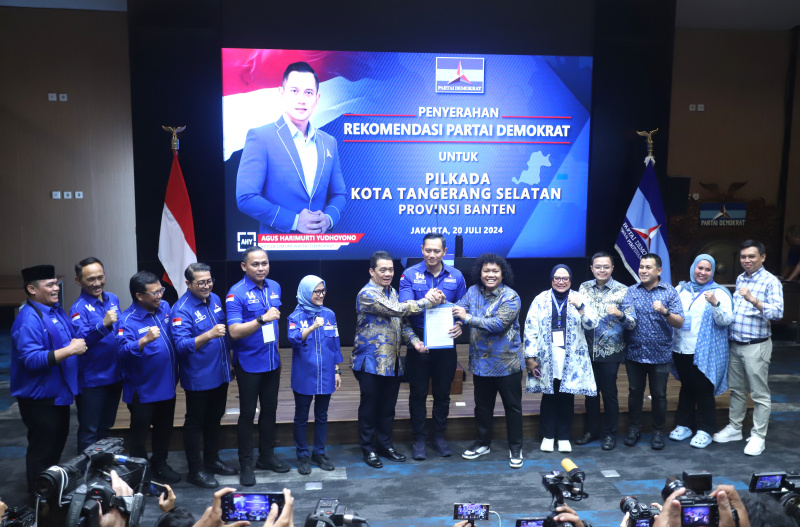 Ketum Demokrat AHY resmi mendukung Ahmad Riza Patria-Marshel Widianto di Pilkada Tangsel 2024 (Ashar/SinPo.id)