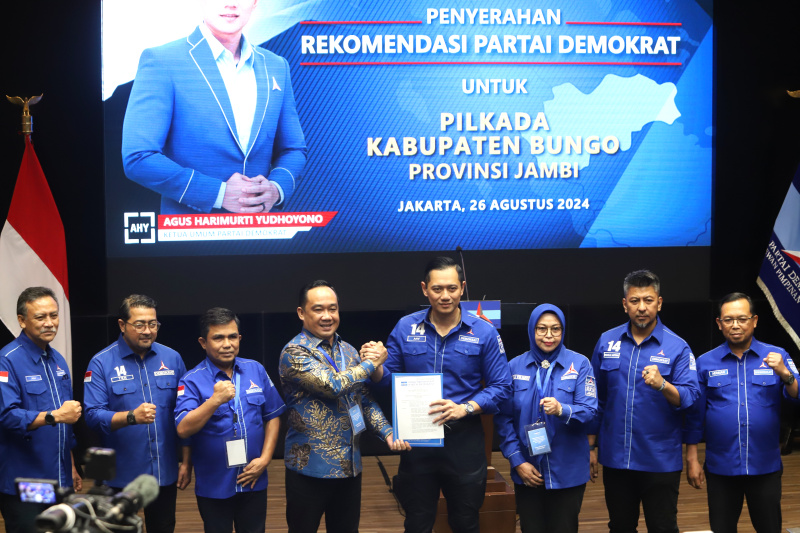 Demokrat serahkan 71 surat rekomendasi cakada untuk pilkada 2024 (Ashar/SinPo.id)