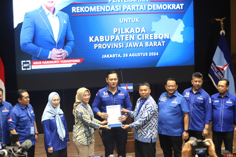 Demokrat serahkan 71 surat rekomendasi cakada untuk pilkada 2024 (Ashar/SinPo.id)