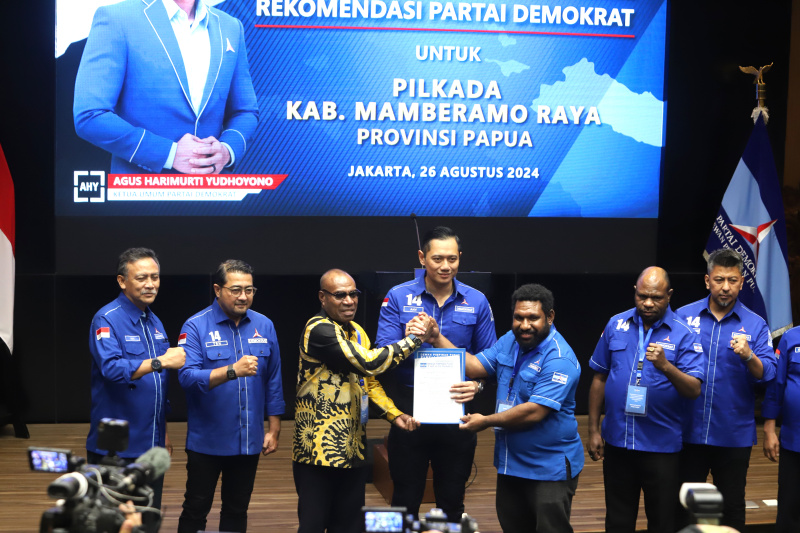 Demokrat serahkan 71 surat rekomendasi cakada untuk pilkada 2024 (Ashar/SinPo.id)