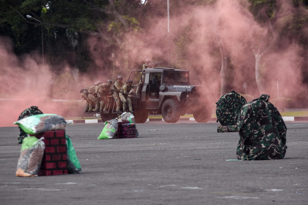 Brigif 2 Marinir Surabaya sedang menggelar latihan Demontrasi Serangan Kilat yang dilakukan oleh Prajurit Brigif 2 Marinir yang terlatih (Ashar/Foto:DispenKormar2:Ainul/SinPo.id)