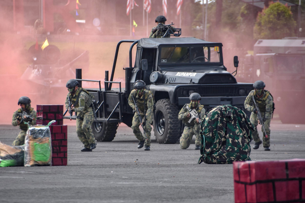 Brigif 2 Marinir Surabaya sedang menggelar latihan Demontrasi Serangan Kilat yang dilakukan oleh Prajurit Brigif 2 Marinir yang terlatih (Ashar/Foto:DispenKormar2:Ainul/SinPo.id)