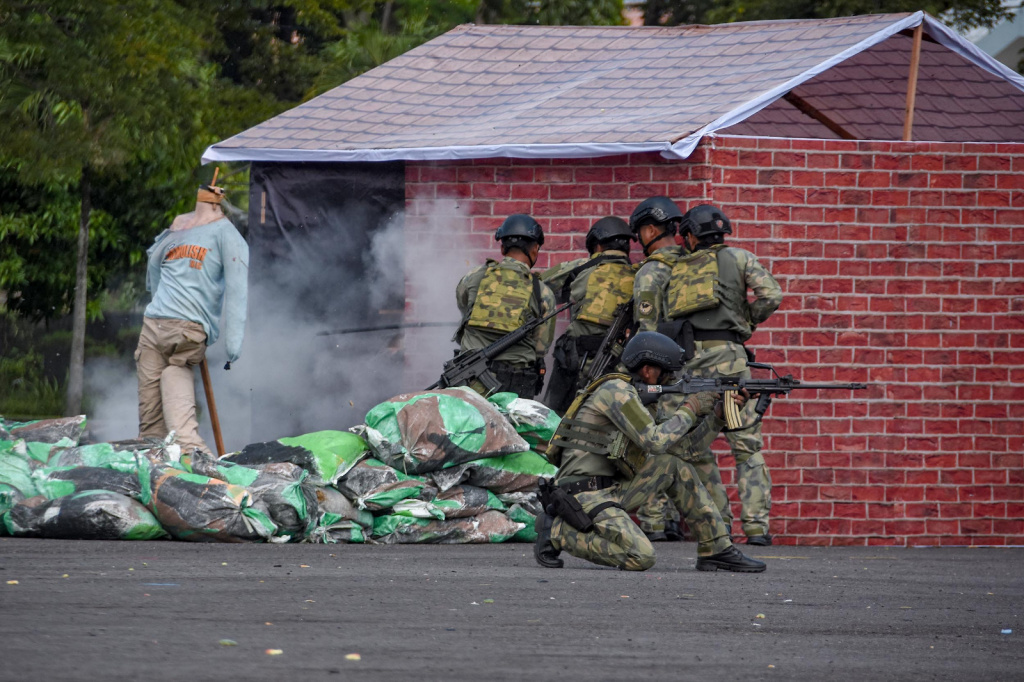 Brigif 2 Marinir Surabaya sedang menggelar latihan Demontrasi Serangan Kilat yang dilakukan oleh Prajurit Brigif 2 Marinir yang terlatih (Ashar/Foto:DispenKormar2:Ainul/SinPo.id)