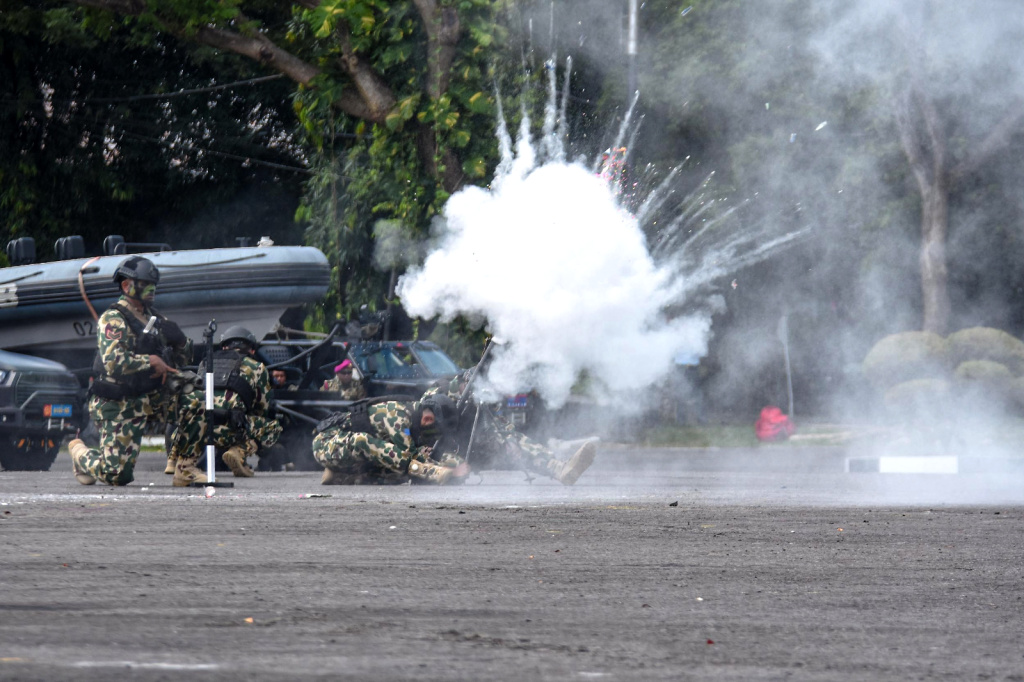 Brigif 2 Marinir Surabaya sedang menggelar latihan Demontrasi Serangan Kilat yang dilakukan oleh Prajurit Brigif 2 Marinir yang terlatih (Ashar/Foto:DispenKormar2:Ainul/SinPo.id)