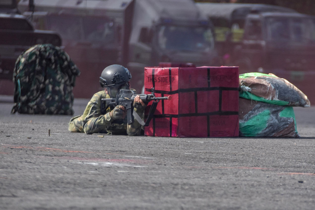 Brigif 2 Marinir Surabaya sedang menggelar latihan Demontrasi Serangan Kilat yang dilakukan oleh Prajurit Brigif 2 Marinir yang terlatih (Ashar/Foto:DispenKormar2:Ainul/SinPo.id)