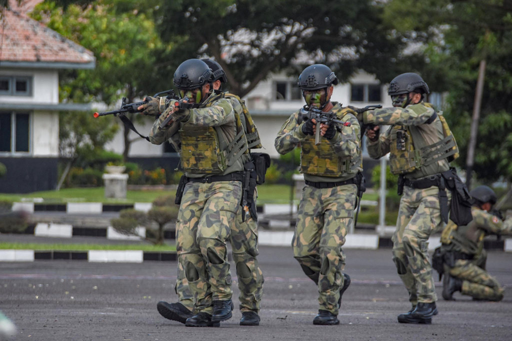 Brigif 2 Marinir Surabaya sedang menggelar latihan Demontrasi Serangan Kilat yang dilakukan oleh Prajurit Brigif 2 Marinir yang terlatih (Ashar/Foto:DispenKormar2:Ainul/SinPo.id)