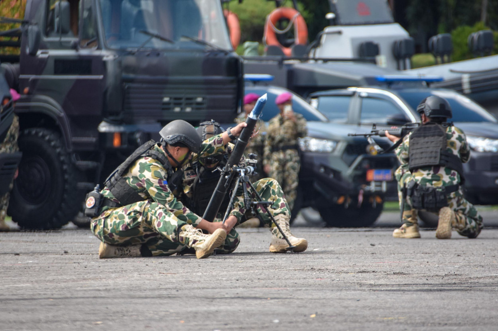 Brigif 2 Marinir Surabaya sedang menggelar latihan Demontrasi Serangan Kilat yang dilakukan oleh Prajurit Brigif 2 Marinir yang terlatih (Ashar/Foto:DispenKormar2:Ainul/SinPo.id)