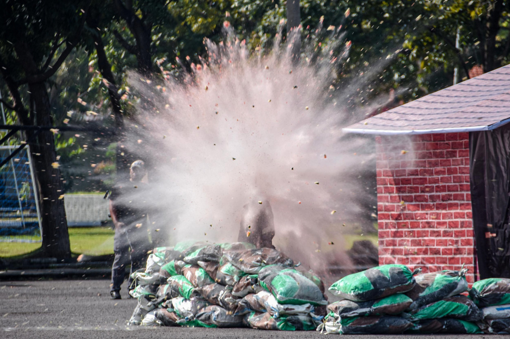 Brigif 2 Marinir Surabaya sedang menggelar latihan Demontrasi Serangan Kilat yang dilakukan oleh Prajurit Brigif 2 Marinir yang terlatih (Ashar/Foto:DispenKormar2:Ainul/SinPo.id)