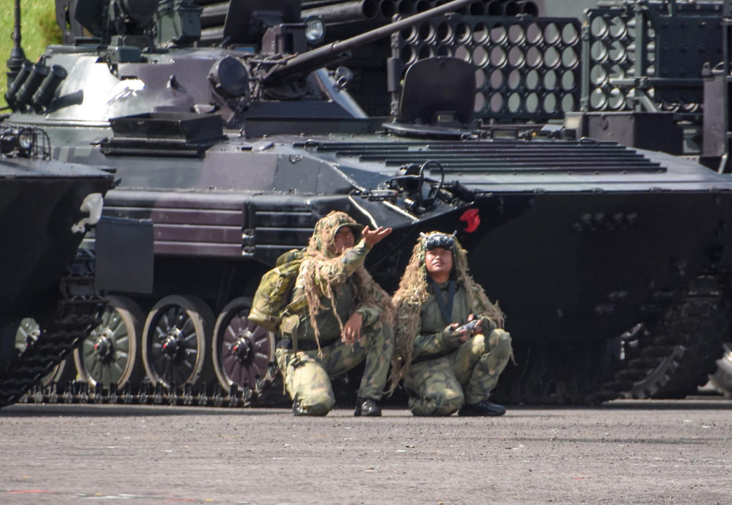 Brigif 2 Marinir Surabaya sedang menggelar latihan Demontrasi Serangan Kilat yang dilakukan oleh Prajurit Brigif 2 Marinir yang terlatih (Ashar/Foto:DispenKormar2:Ainul/SinPo.id)