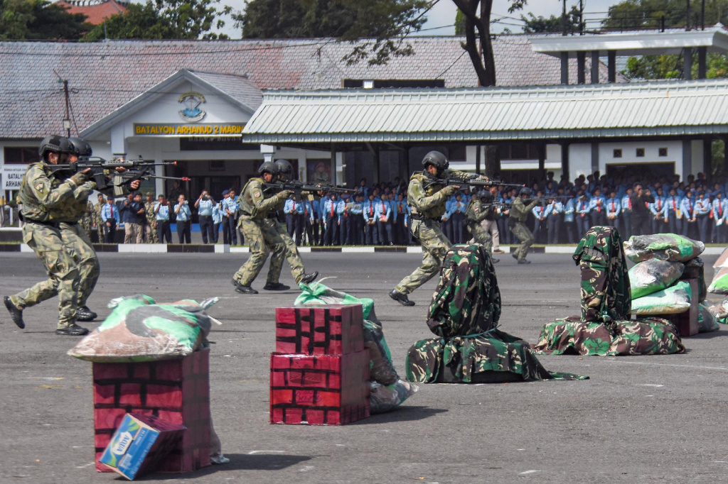 Brigif 2 Marinir Surabaya sedang menggelar latihan Demontrasi Serangan Kilat yang dilakukan oleh Prajurit Brigif 2 Marinir yang terlatih (Ashar/Foto:DispenKormar2:Ainul/SinPo.id)