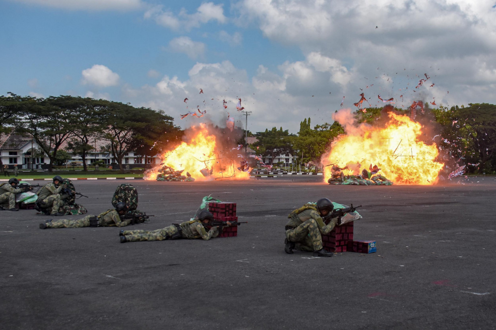 Brigif 2 Marinir Surabaya sedang menggelar latihan Demontrasi Serangan Kilat yang dilakukan oleh Prajurit Brigif 2 Marinir yang terlatih (Ashar/Foto:DispenKormar2:Ainul/SinPo.id)