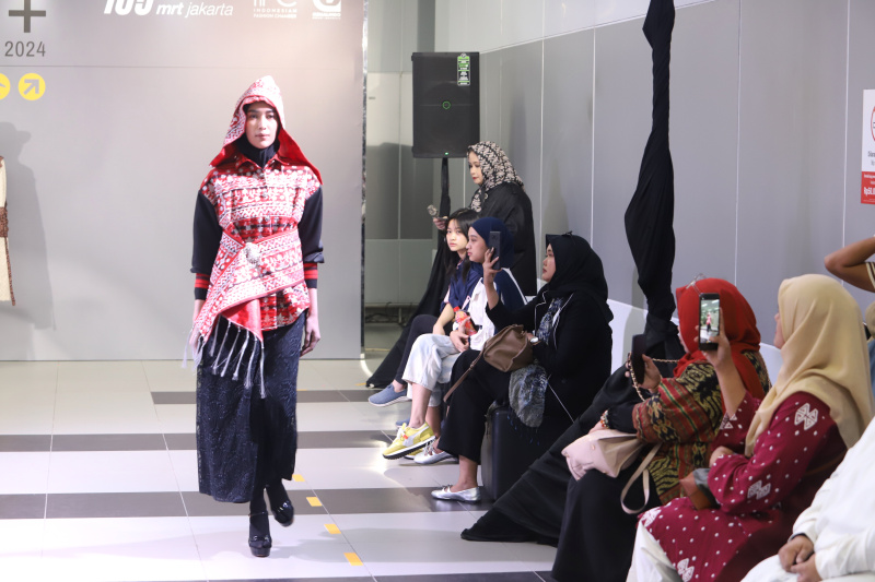 12 desainer yang tergabung Indonesia Fashiin Chamber (IFC) gelar fashion show di Stasiun MRT Bunderan HI menampilkan tema budaya Batik Indonesia (Ashar/SinPo.id)