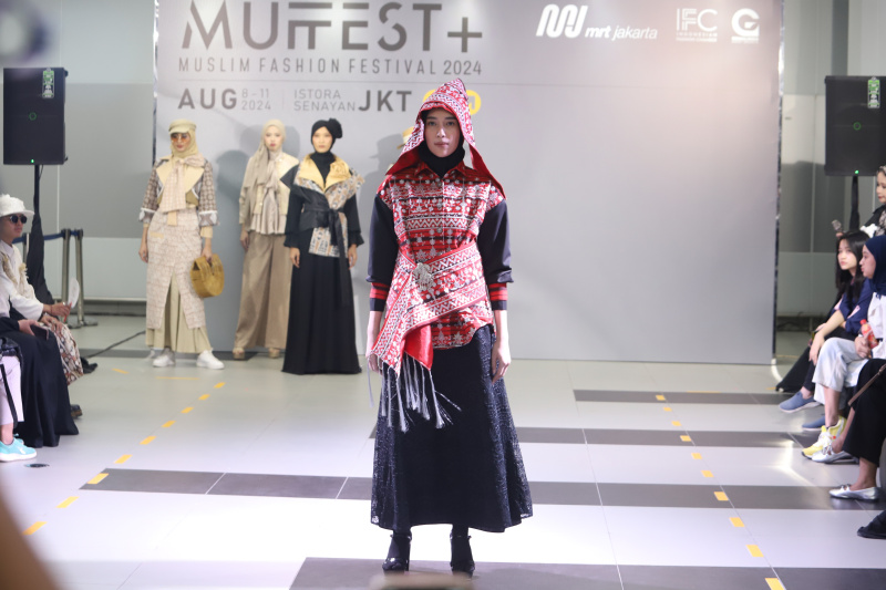 12 desainer yang tergabung Indonesia Fashiin Chamber (IFC) gelar fashion show di Stasiun MRT Bunderan HI menampilkan tema budaya Batik Indonesia (Ashar/SinPo.id)