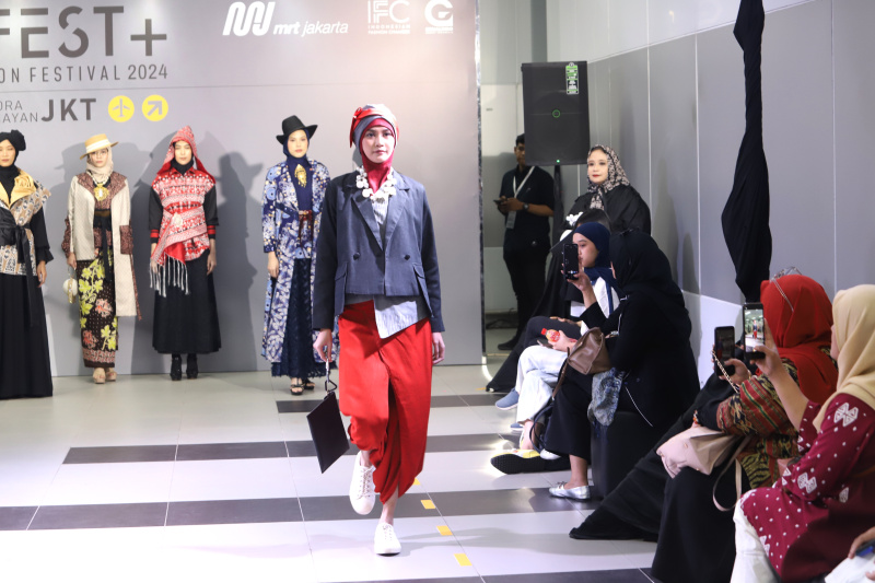 12 desainer yang tergabung Indonesia Fashiin Chamber (IFC) gelar fashion show di Stasiun MRT Bunderan HI menampilkan tema budaya Batik Indonesia (Ashar/SinPo.id)