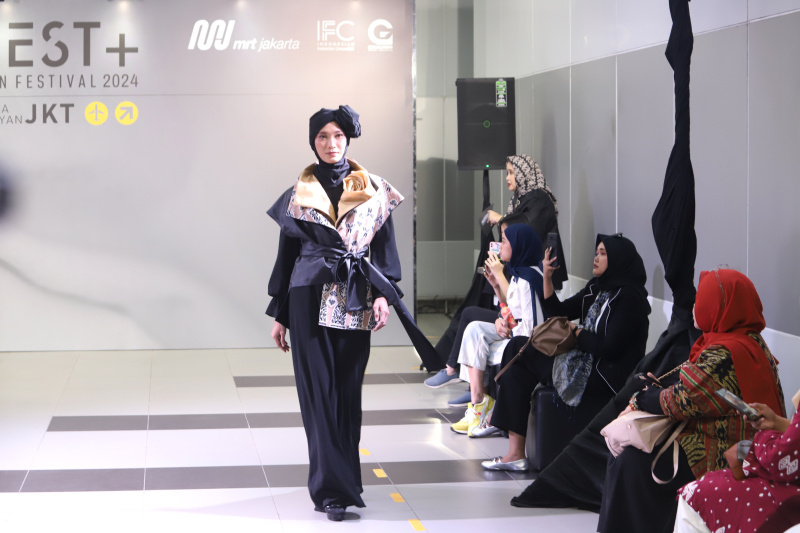 12 desainer yang tergabung Indonesia Fashiin Chamber (IFC) gelar fashion show di Stasiun MRT Bunderan HI menampilkan tema budaya Batik Indonesia (Ashar/SinPo.id)