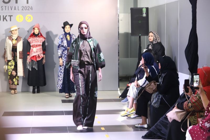 12 desainer yang tergabung Indonesia Fashiin Chamber (IFC) gelar fashion show di Stasiun MRT Bunderan HI menampilkan tema budaya Batik Indonesia (Ashar/SinPo.id)