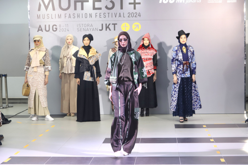 12 desainer yang tergabung Indonesia Fashiin Chamber (IFC) gelar fashion show di Stasiun MRT Bunderan HI menampilkan tema budaya Batik Indonesia (Ashar/SinPo.id)