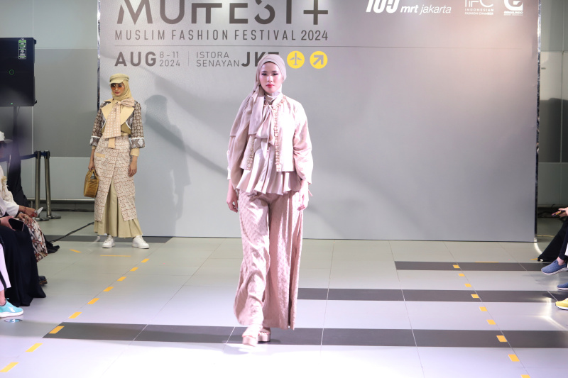 12 desainer yang tergabung Indonesia Fashiin Chamber (IFC) gelar fashion show di Stasiun MRT Bunderan HI menampilkan tema budaya Batik Indonesia (Ashar/SinPo.id)