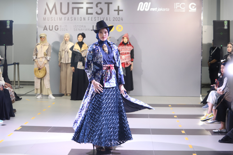 12 desainer yang tergabung Indonesia Fashiin Chamber (IFC) gelar fashion show di Stasiun MRT Bunderan HI menampilkan tema budaya Batik Indonesia (Ashar/SinPo.id)