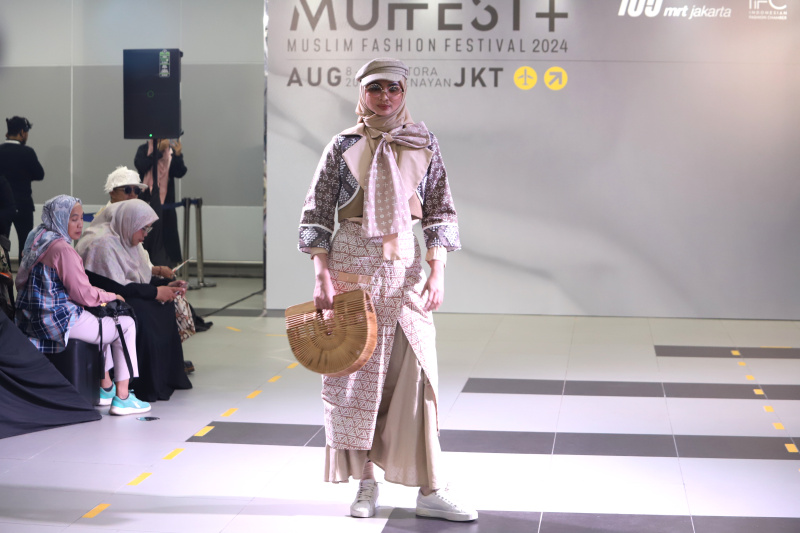 12 desainer yang tergabung Indonesia Fashiin Chamber (IFC) gelar fashion show di Stasiun MRT Bunderan HI menampilkan tema budaya Batik Indonesia (Ashar/SinPo.id)