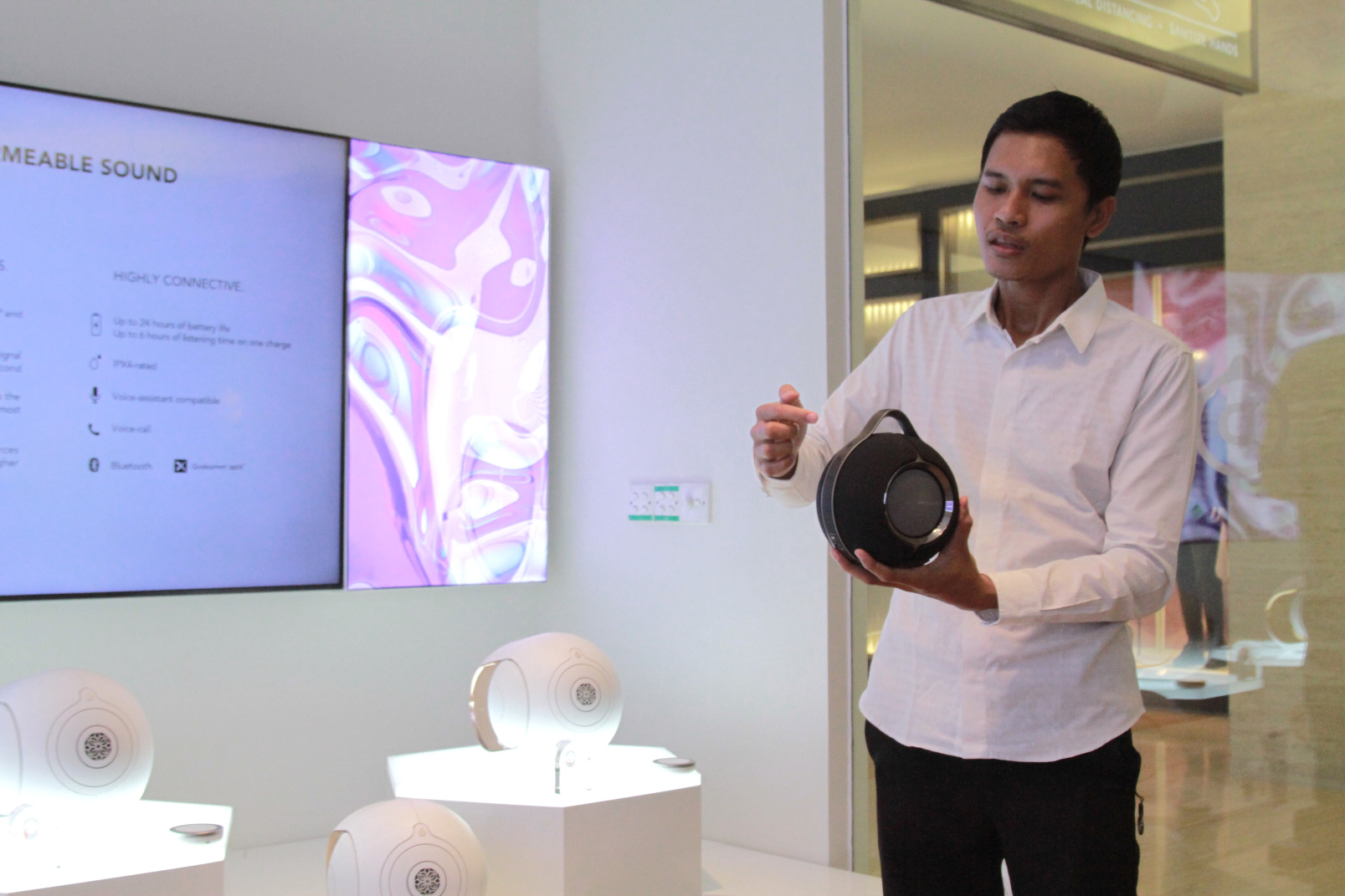 Speaker Devialet keluarkan produk terbarunya dengan smart portable dan cross-stereo serta desain yang elegan (Ashar/SinPo.id)
