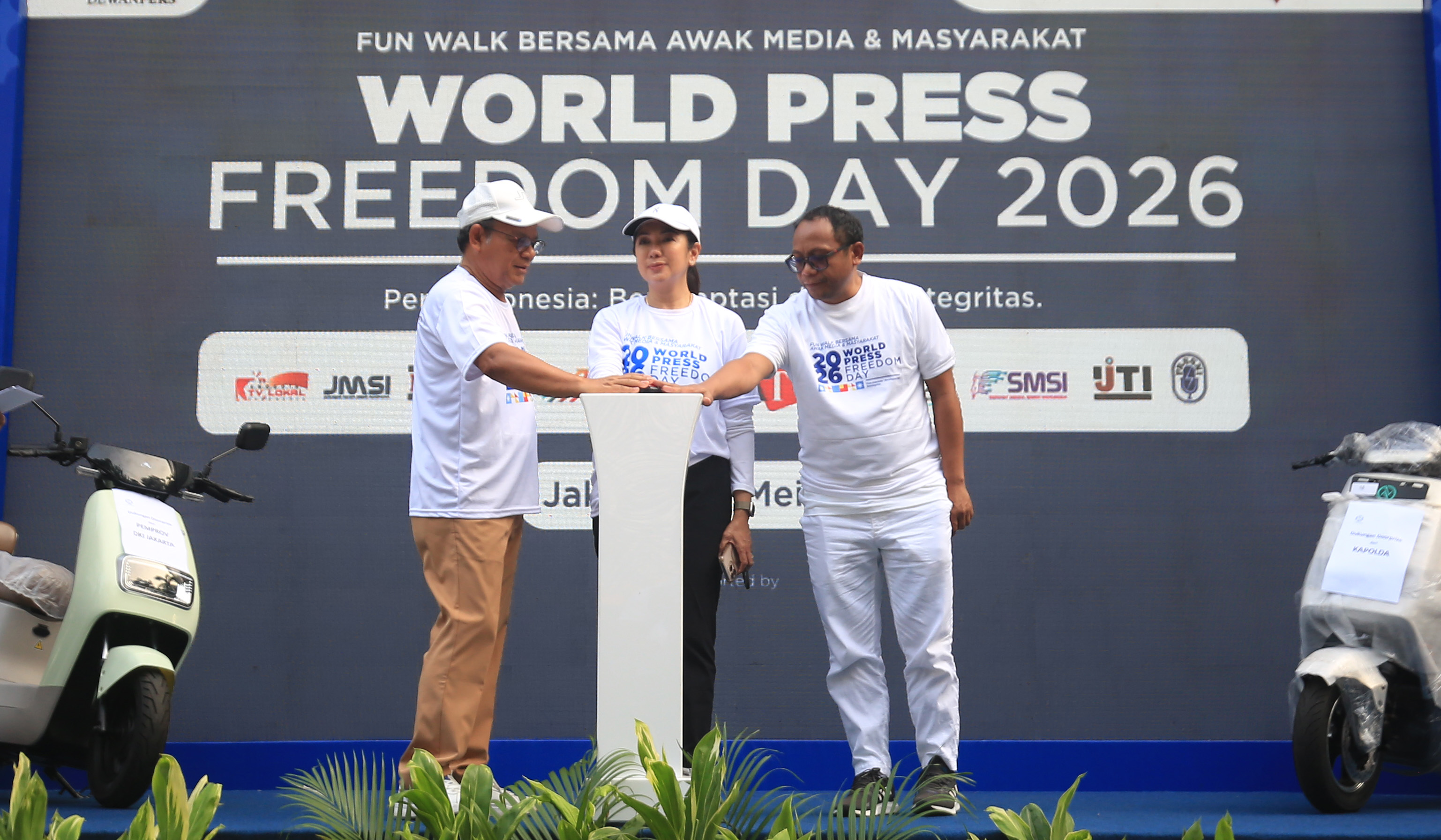 Fun walk hari kebebasan pers dunia. (Agus Priatna/SinPo.id)