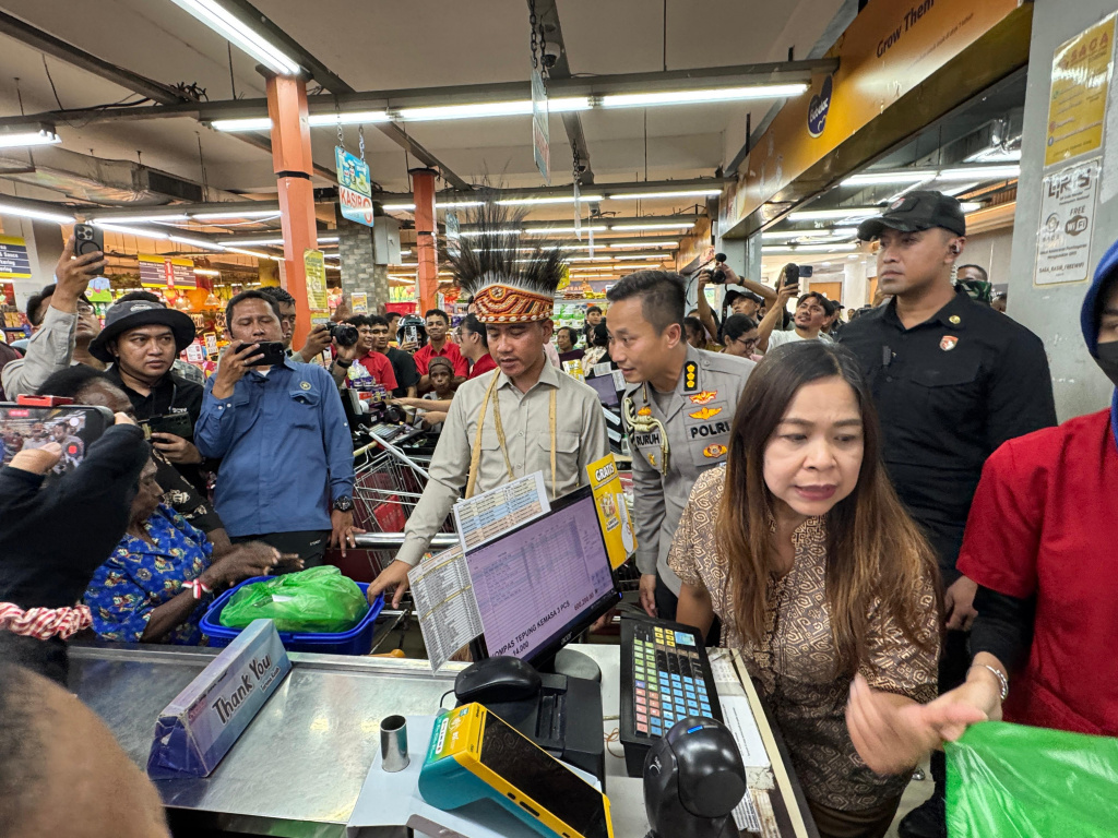 Wapres Gibran Rakabuming mengajak para ibu-ibu untuk berbelanja bersama di SAGA Supermarket dalam memperingati Hari Kartini (Ashar/Foto: Setwapres/SinPo.id)