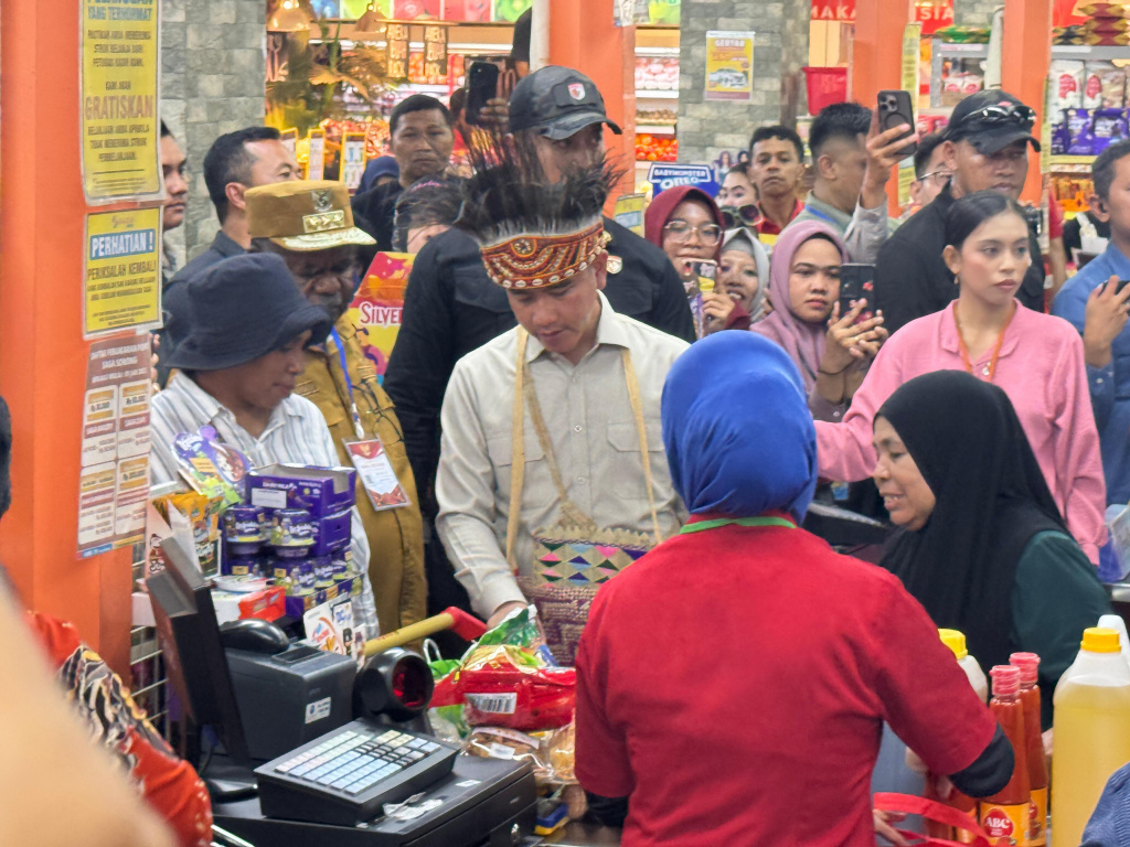 Wapres Gibran Rakabuming mengajak para ibu-ibu untuk berbelanja bersama di SAGA Supermarket dalam memperingati Hari Kartini (Ashar/Foto: Setwapres/SinPo.id)