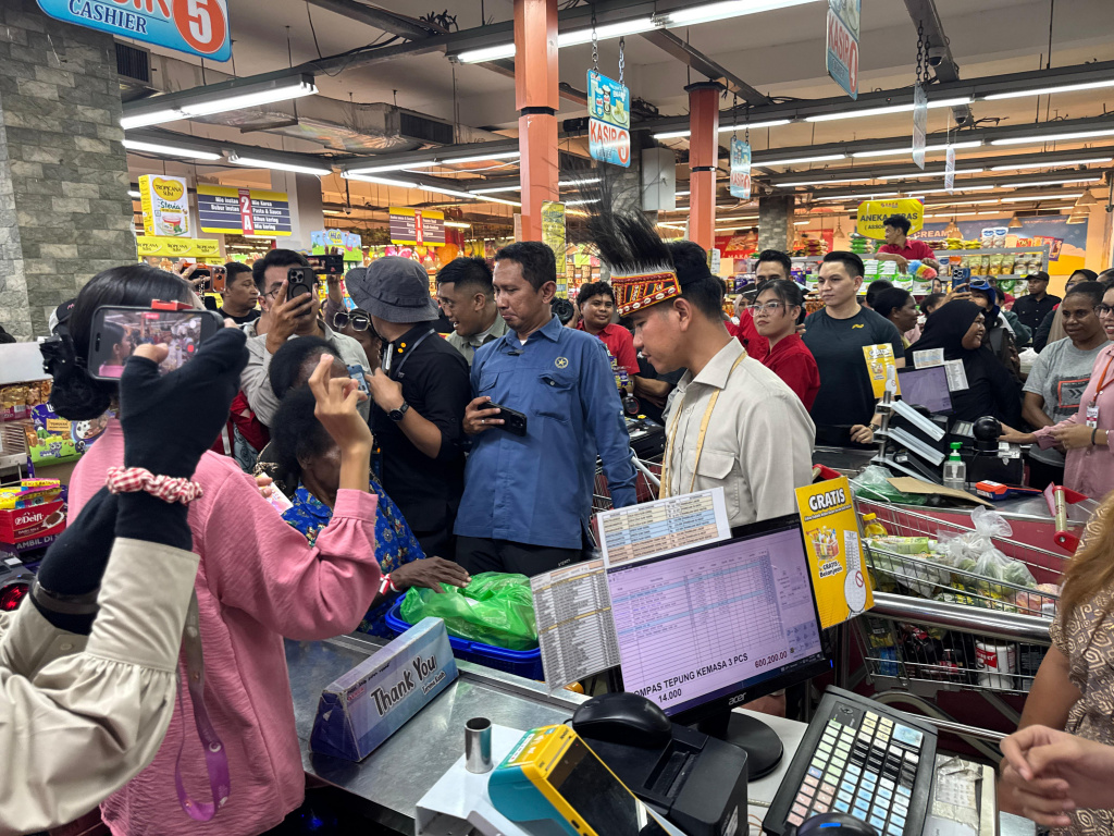 Wapres Gibran Rakabuming mengajak para ibu-ibu untuk berbelanja bersama di SAGA Supermarket dalam memperingati Hari Kartini (Ashar/Foto: Setwapres/SinPo.id)