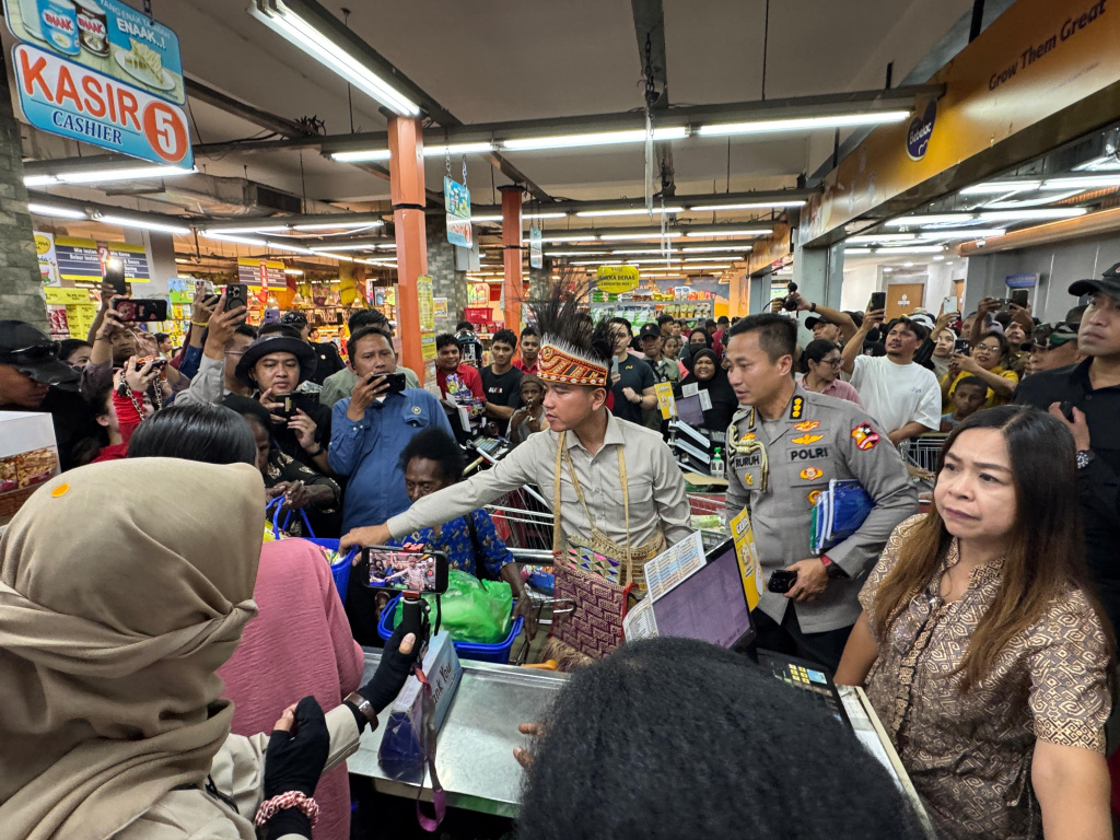 Wapres Gibran Rakabuming mengajak para ibu-ibu untuk berbelanja bersama di SAGA Supermarket dalam memperingati Hari Kartini (Ashar/Foto: Setwapres/SinPo.id)