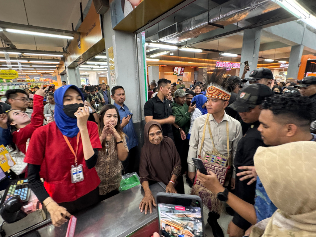 Wapres Gibran Rakabuming mengajak para ibu-ibu untuk berbelanja bersama di SAGA Supermarket dalam memperingati Hari Kartini (Ashar/Foto: Setwapres/SinPo.id)