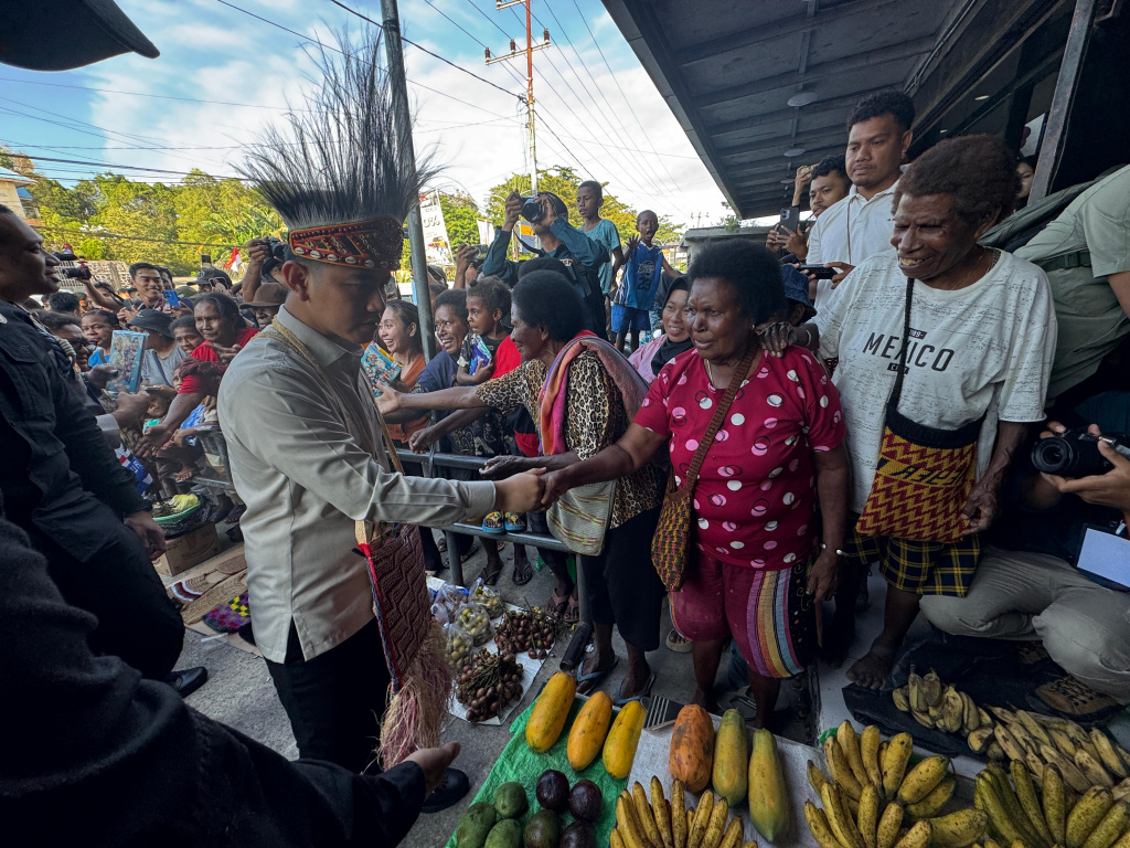 Wapres Gibran Rakabuming mengajak para ibu-ibu untuk berbelanja bersama di SAGA Supermarket dalam memperingati Hari Kartini (Ashar/Foto: Setwapres/SinPo.id)