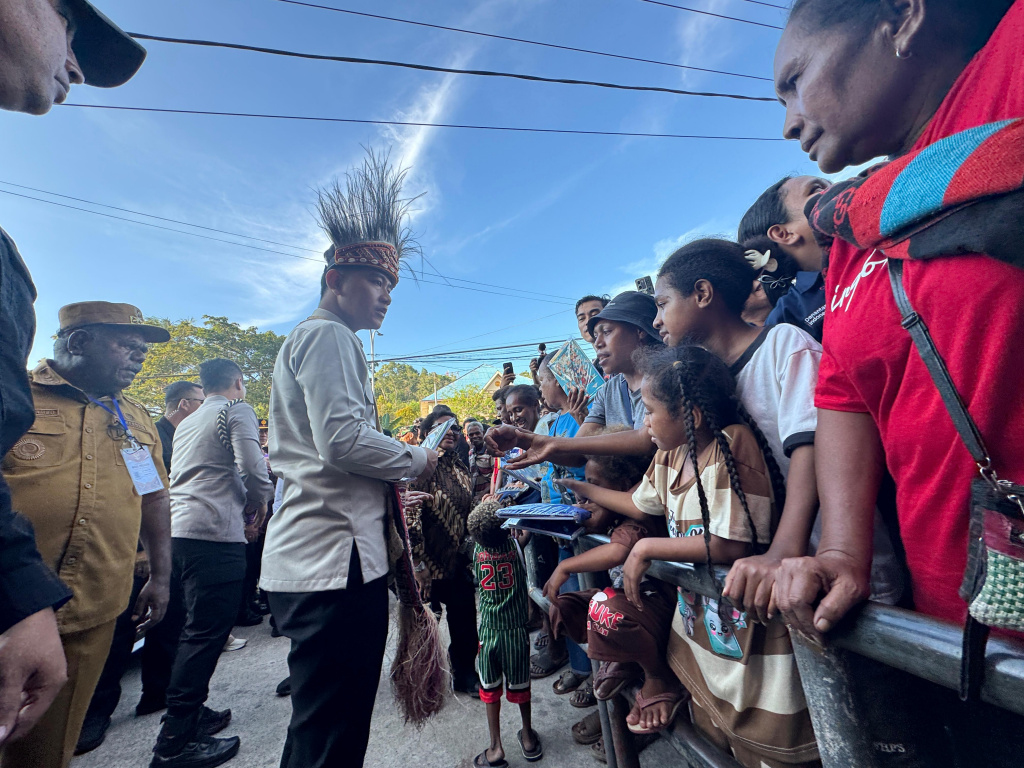 Wapres Gibran Rakabuming mengajak para ibu-ibu untuk berbelanja bersama di SAGA Supermarket dalam memperingati Hari Kartini (Ashar/Foto: Setwapres/SinPo.id)