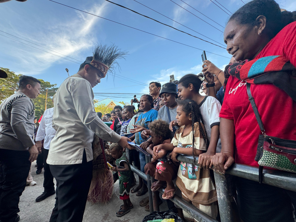 Wapres Gibran Rakabuming mengajak para ibu-ibu untuk berbelanja bersama di SAGA Supermarket dalam memperingati Hari Kartini (Ashar/Foto: Setwapres/SinPo.id)