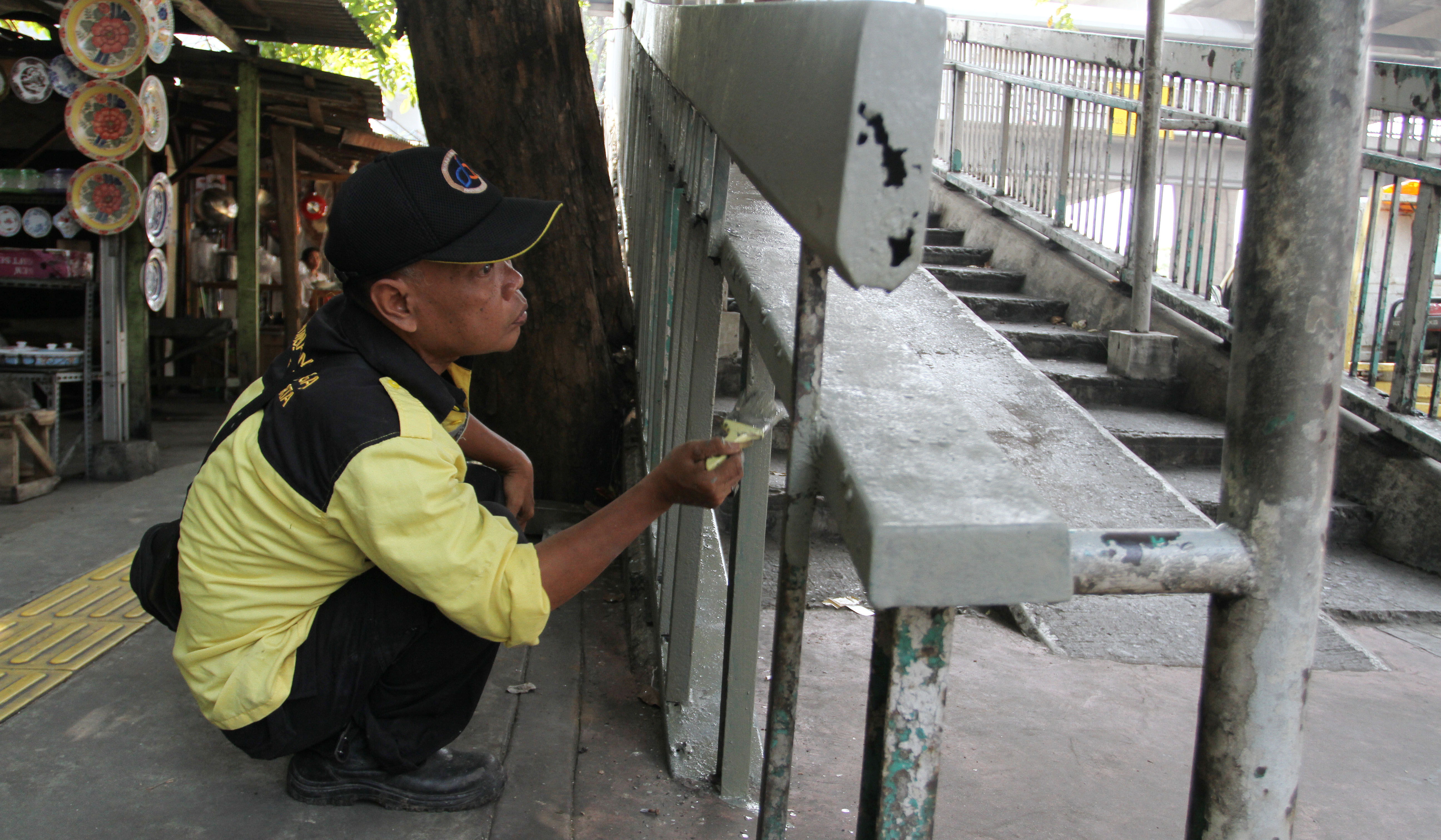Petugas Dinas Bina Marga DKI Jakarta, memperbaiki Jembatan Penyeberangan Orang (JPO) di Jalan Yos Sudarso, Koja, Jakarta Utara. (Agus Priatna/SinPo.id)