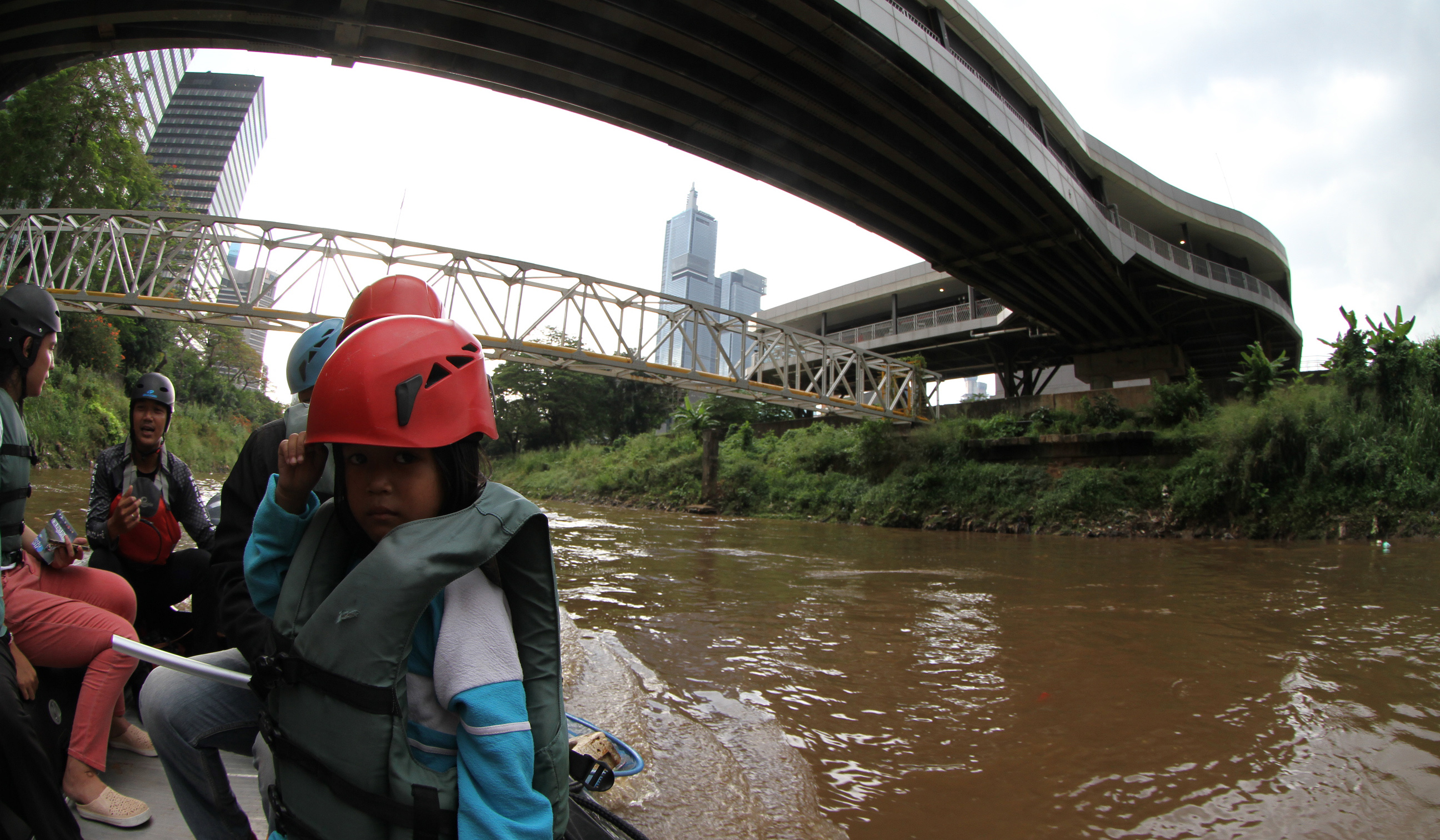 Susur sungai Ciliwung. (Agus Priatna/SinPo.id)