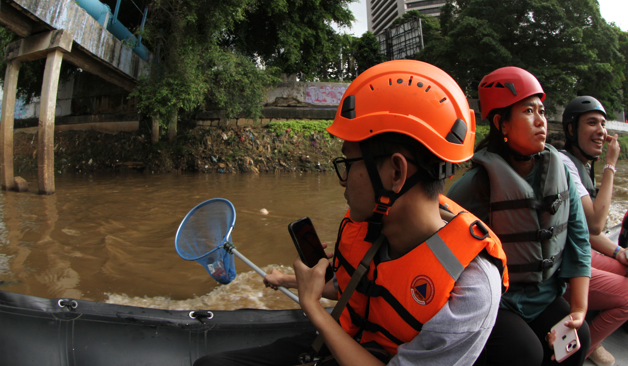 Susur sungai Ciliwung. (Agus Priatna/SinPo.id)