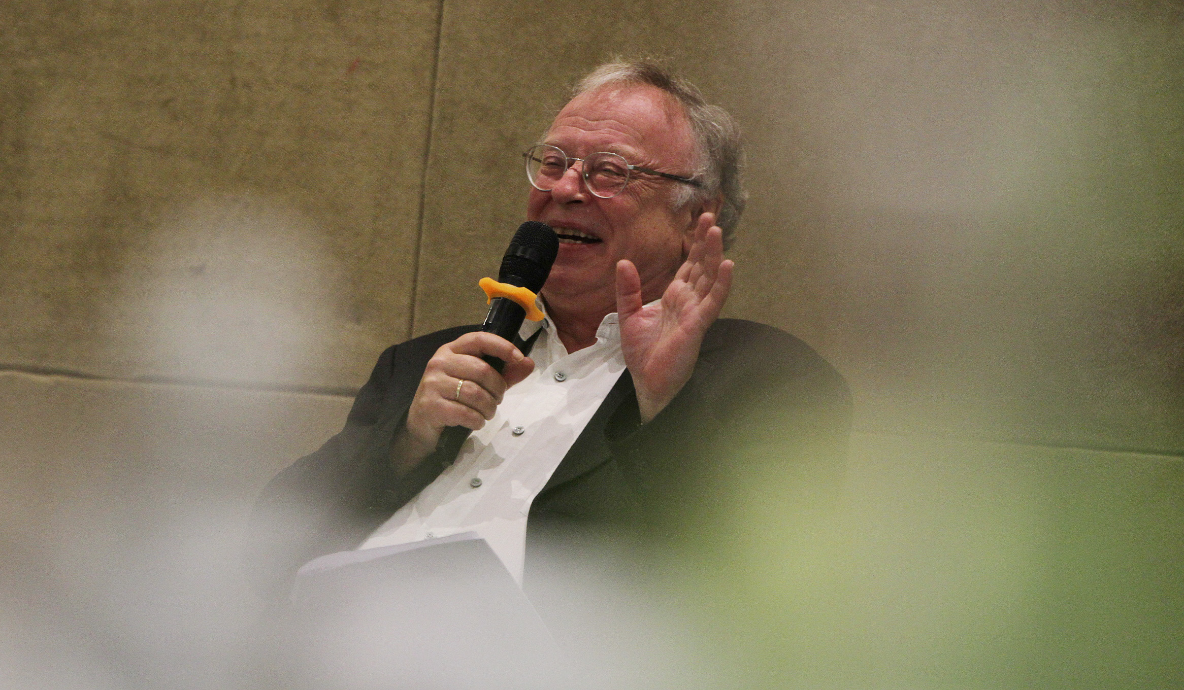 Diskusi buku Berthold Damshauser. (Agus Priatna/SinPo.id)