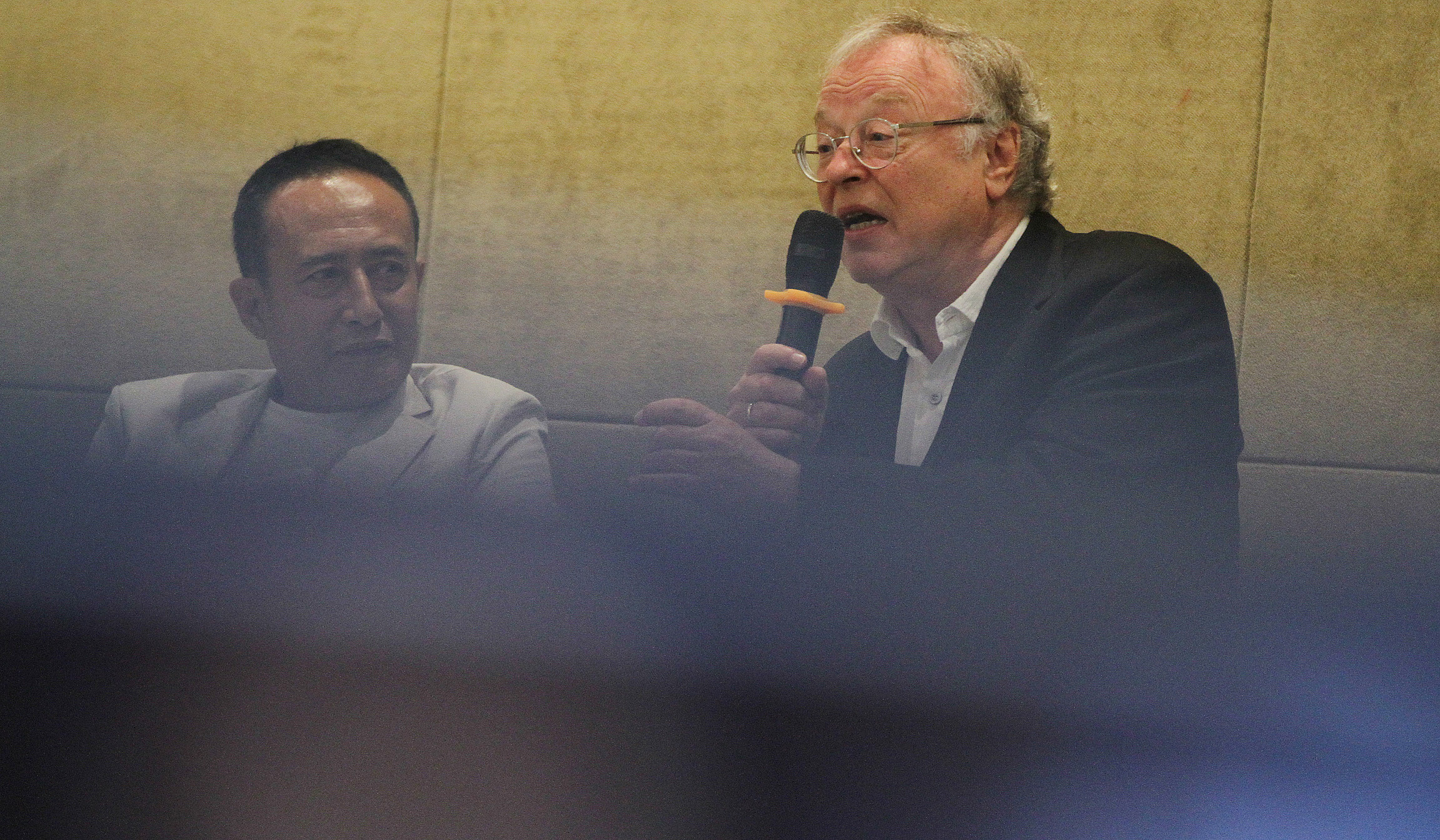 Diskusi buku Berthold Damshauser. (Agus Priatna/SinPo.id)