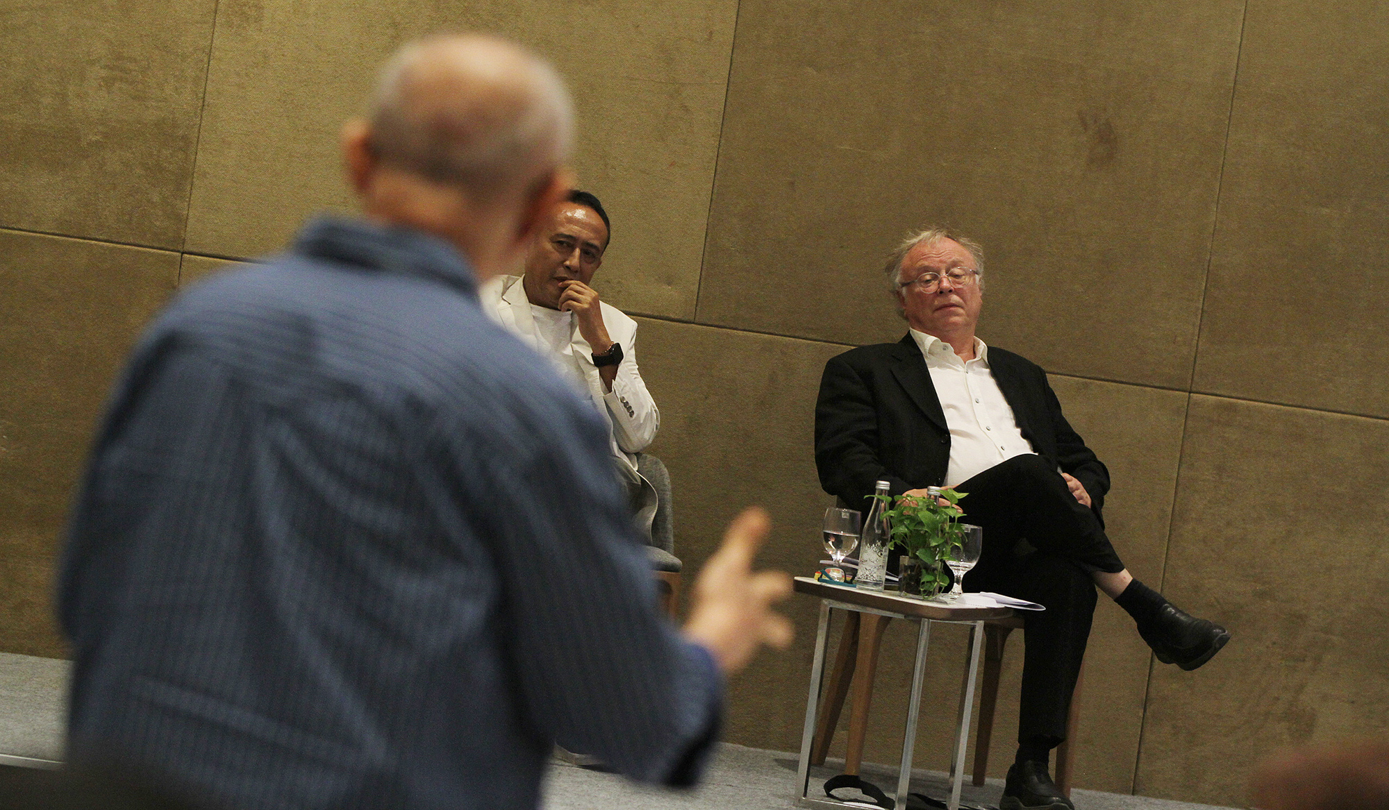 Diskusi buku Berthold Damshauser. (Agus Priatna/SinPo.id)