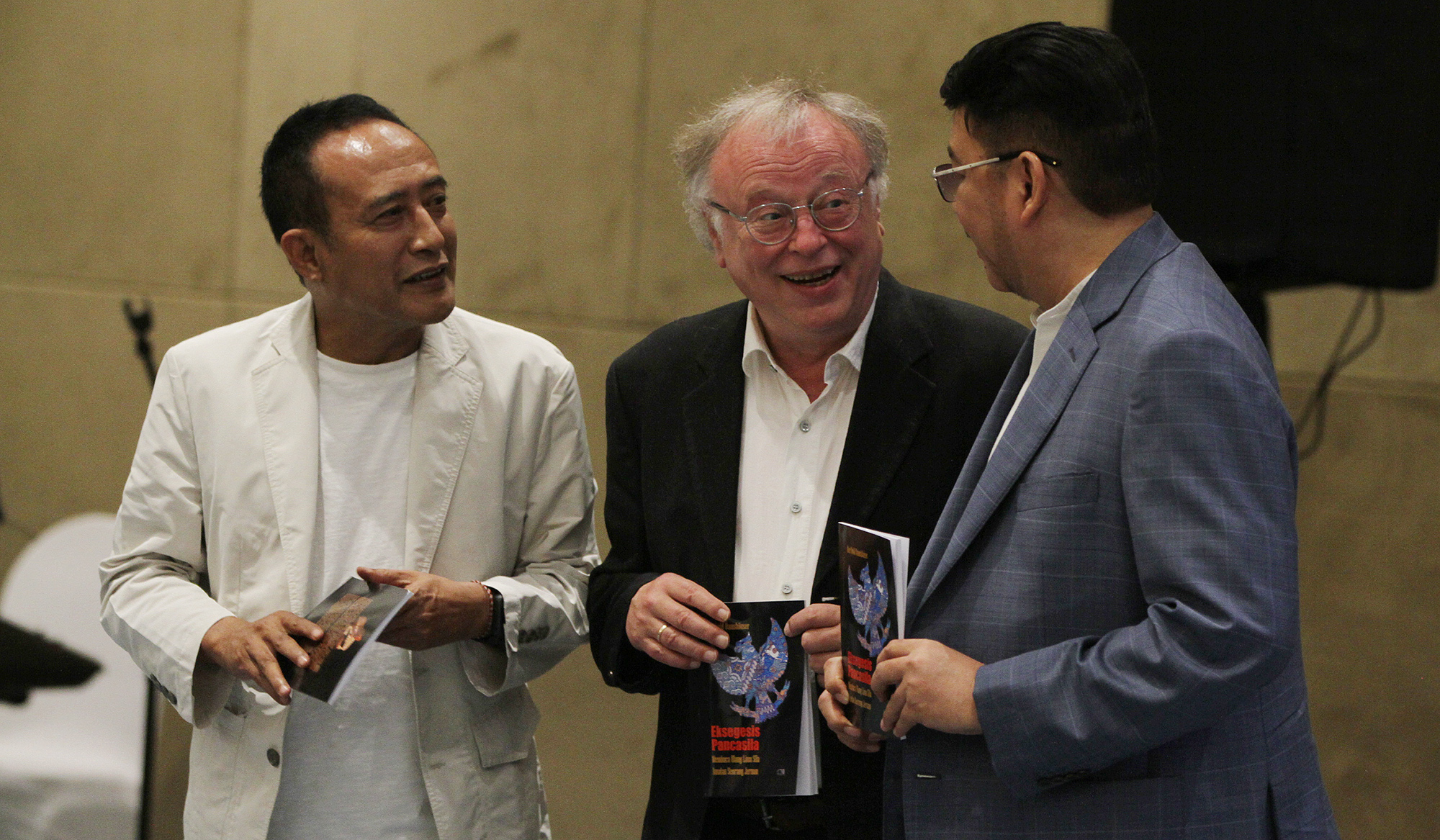 Diskusi buku Berthold Damshauser. (Agus Priatna/SinPo.id)