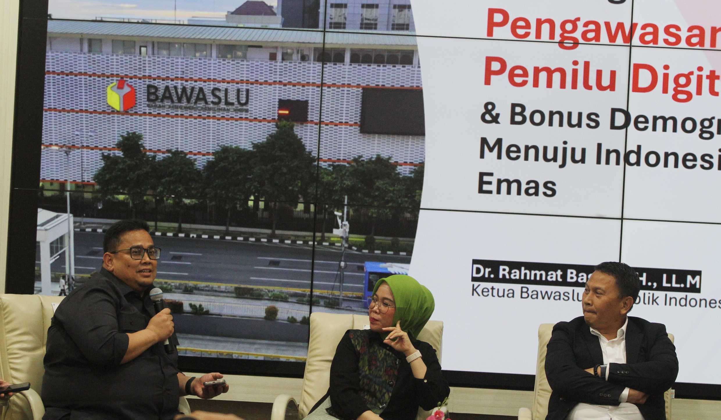 Diskusi publik Tantangan Digitalisasi Pemilu. (Agus Priatna/SinPo.id)