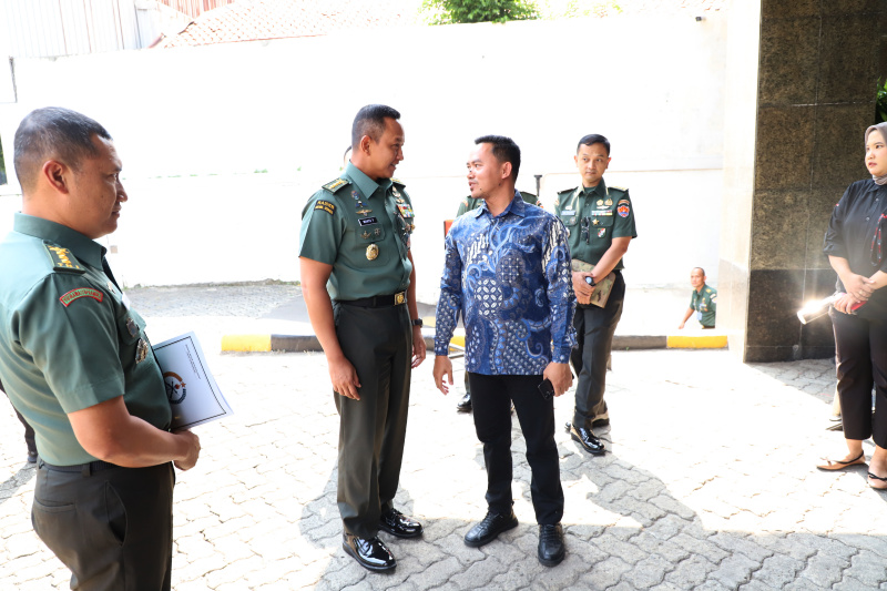 Kadispenad Kolonel Inf TNI Wahyu Yudhayana berkunjung di kantor berita Sinpo Grup untuk media visit dan menjalin kerja sama program TNI-AD untuk ditampilkan di Sinpo TV (Ashar/SinPo.id)o