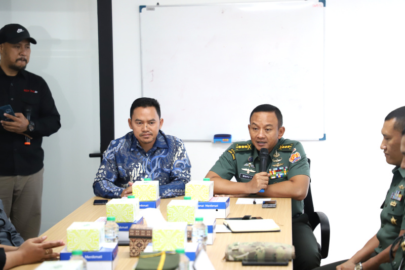 Kadispenad Kolonel Inf TNI Wahyu Yudhayana berkunjung di kantor berita Sinpo Grup untuk media visit dan menjalin kerja sama program TNI-AD untuk ditampilkan di Sinpo TV (Ashar/SinPo.id)o