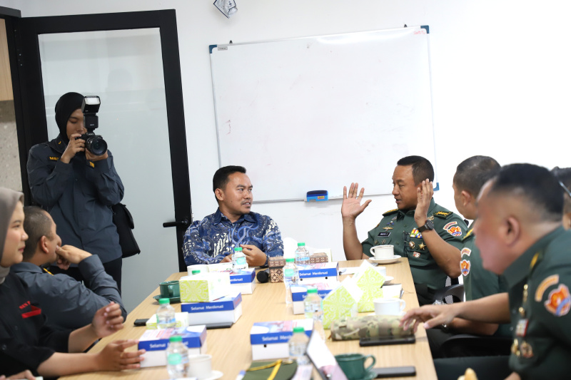 Kadispenad Kolonel Inf TNI Wahyu Yudhayana berkunjung di kantor berita Sinpo Grup untuk media visit dan menjalin kerja sama program TNI-AD untuk ditampilkan di Sinpo TV (Ashar/SinPo.id)o